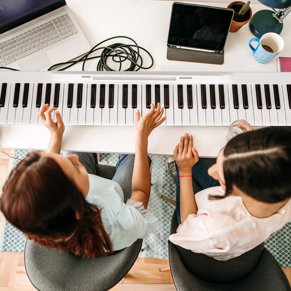 Foldable 88-Key Digital Piano with Full-Size Keys, Bluetooth MIDI, 128 Tones/Rhythms, 15 Demos, 10-12h Battery, Carry Bag Included