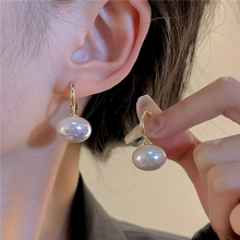 1 Pair Metal Baroque Pearl Earrings Ladies Jewelry Pop Pendant Earrings Temperament Flat Pearl Earrings