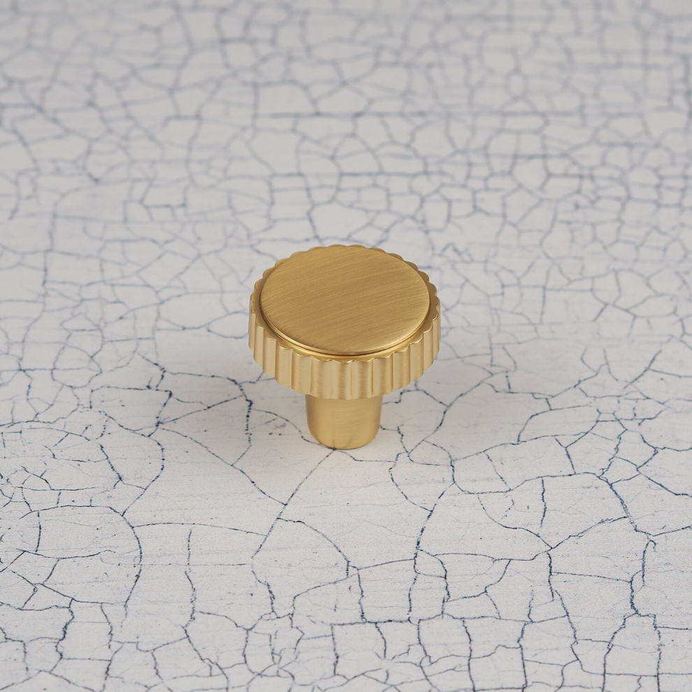 (30mm Knob	) Satin Brushed Brass Ribbed Matt Bar Cup Moon Knob