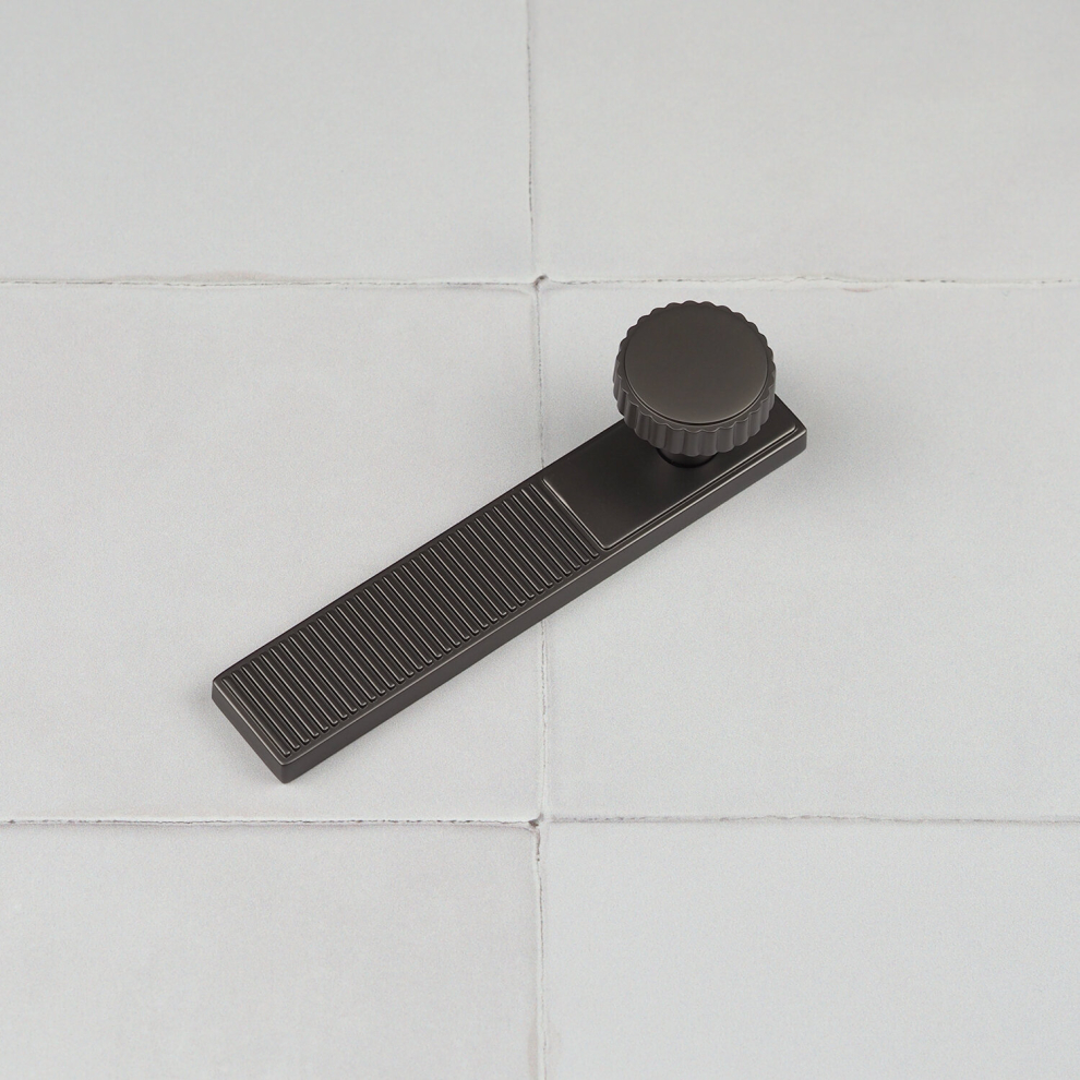 Handle & Home 96mm Dark Grey Ribbed Kitchen Cupboard Knob & Plate Handle Cabinet Drawer Door Pull Dark Anthracite Design - Image 3
