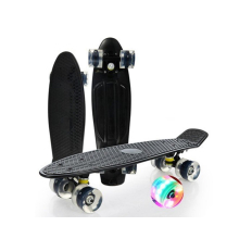 22 Zoll Skateboard für Anfänger Kunststoffbrett mit LED-Rädern - Schwarz