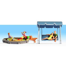 Parents, Children, sand pit and swing - OO/HO figures - Noch 15590 - P3