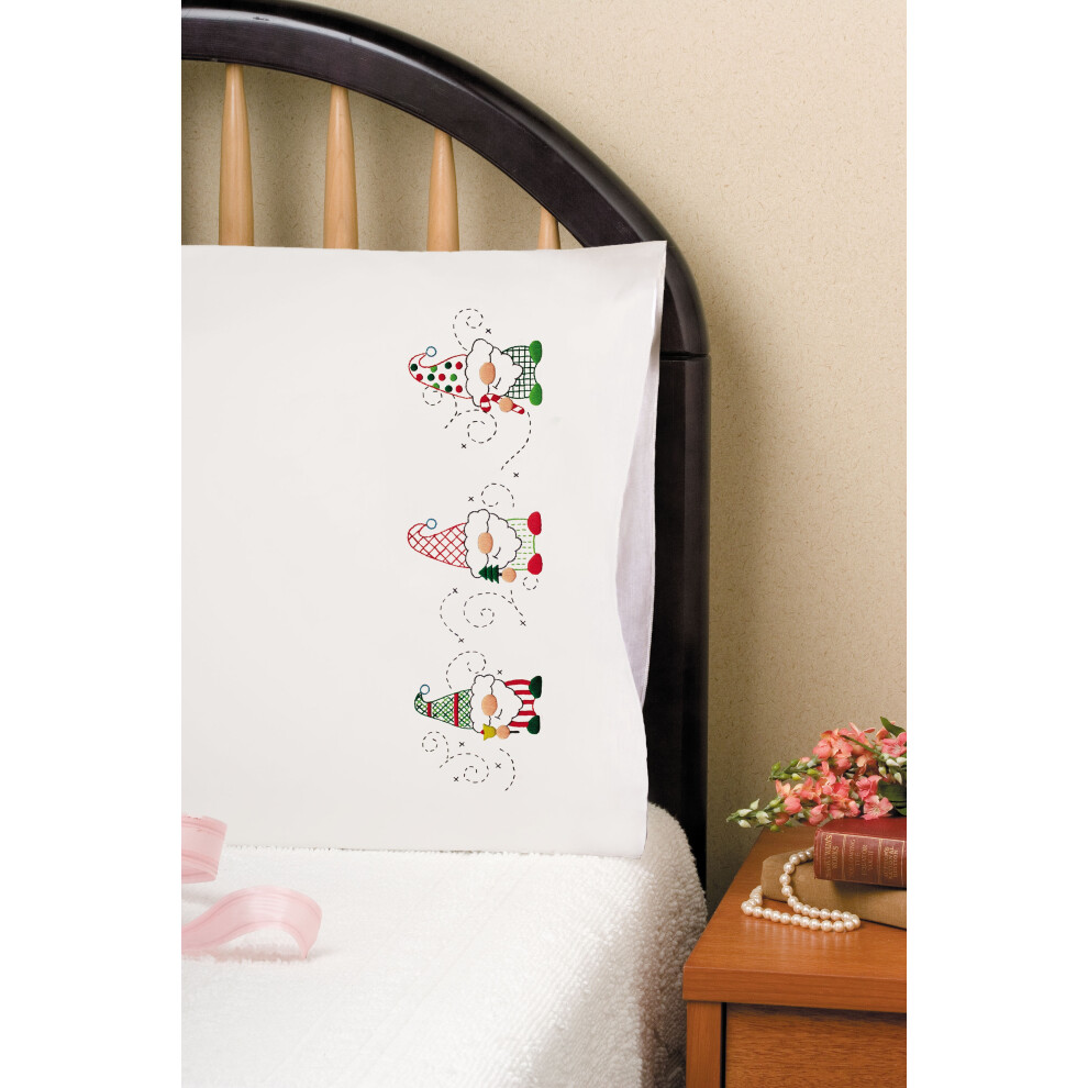 Paire de taies d'oreiller Tobin estamp   es pour broderie 20""X30""-Holiday Gnomes T232250