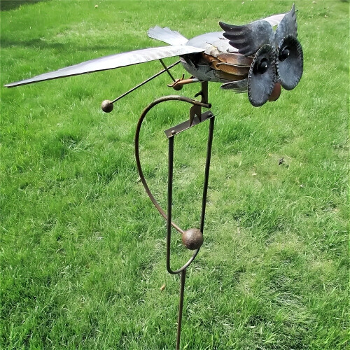Rustproof Metal Owl Garden Stake with Flapping Wings