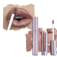 Runway Rogue Pearl Glam Rossetto liquido luccicante a lunga tenuta Rossetto rosa-nudo metallizzato dai toni freddi con luce soffusa luccicante ar