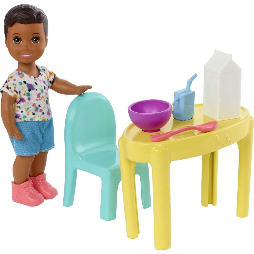 Barbie Bambola Piccola E Accessori, Babysitters Inc. Set Bambole Con Tavolo, Sedia E 5 Parti A Tema, Babysitters Inc.-image