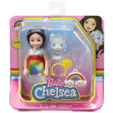 Barbie Chelsea Poppen, 15 cm Brunette met Zonneband, Regenboog Outfit, Huisdier Kitten, Charm Sleutelhanger & Accessoires