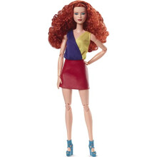 Barbie Looks Puppe mit lockigem roten Haar in Farbblocktop und glänzendem Kunstlederrock, posierbar