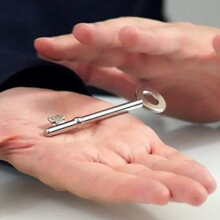 Magician's Ghost Key Mentalism Illusion Haunted Key Moving Close Up Magic Trick