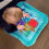 baby einstein Baby Einstein Ocean Explorers Sensorische Spritzwassermatte f   r Bauchlage oder sitzendes Spielen, Alter 0   36 Monate 9