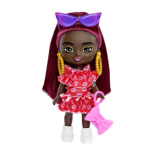 Barbie Extra Mini Minis Puppe mit burgunderrotem Haar, rotem Rüschenskleid, Sonnenbrille & Zubehör, 8,3 cm
