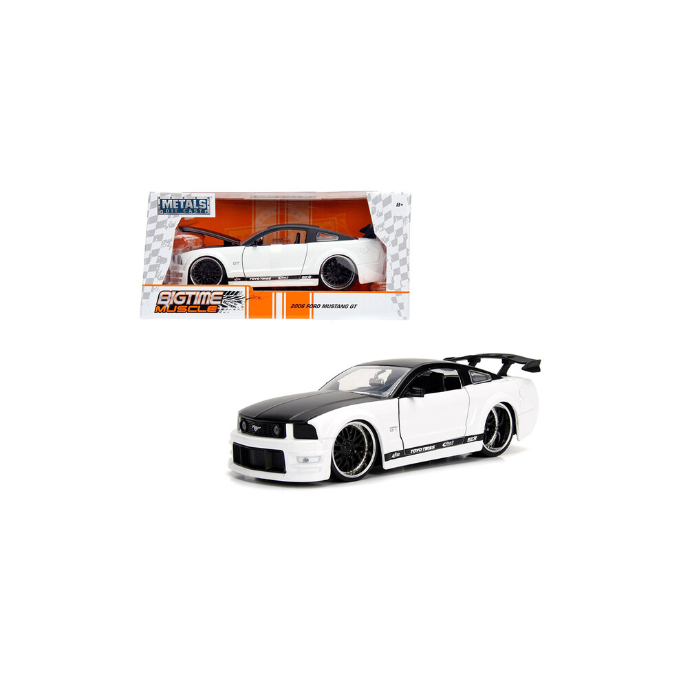 Jada 99973 1/24 Scale - 2006 Ford Mustang GT - White and Black - Bigtime Muscle