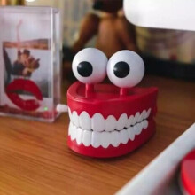 Wind Up Teeth Chattering Kids Toy Fake Teeth Toys with Eyes Novelty Joke Work