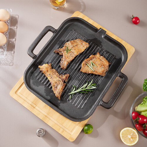 Living And Home Cast Iron Griddle Pan with Pour Spout 2
