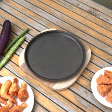 Black Cast Iron Pan with Wooden Tray