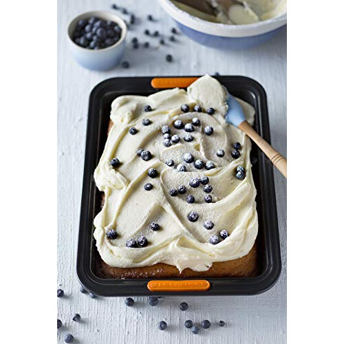 Le Creuset Non-Stick Carbon Steel Bakeware Rectangular Cake Tin, 28 cm, Black, 94101600000000 1
