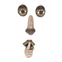 Holzgesicht mit Ruhegeste