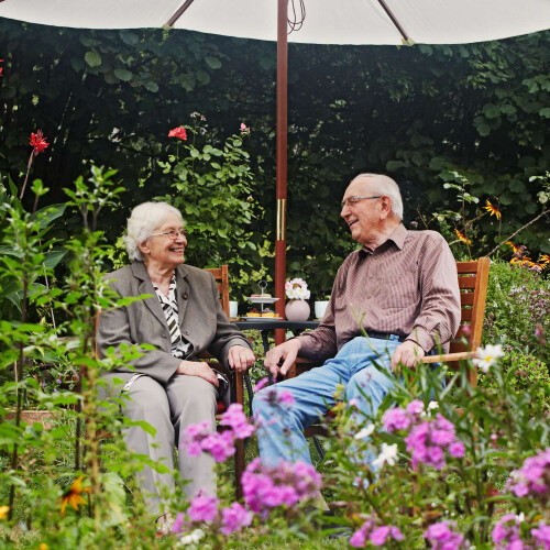 Gartentisch mit Loch für Sonnenschirm 2
