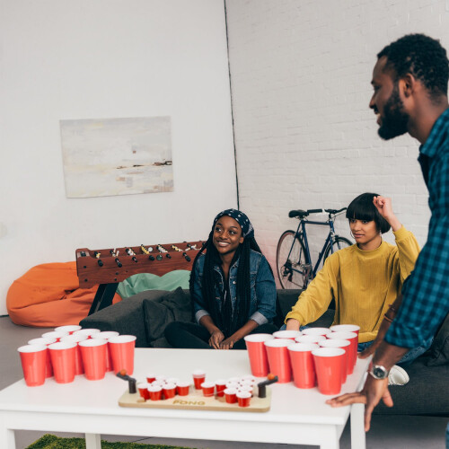 Mini Beer Pong mit roten Bechern 1