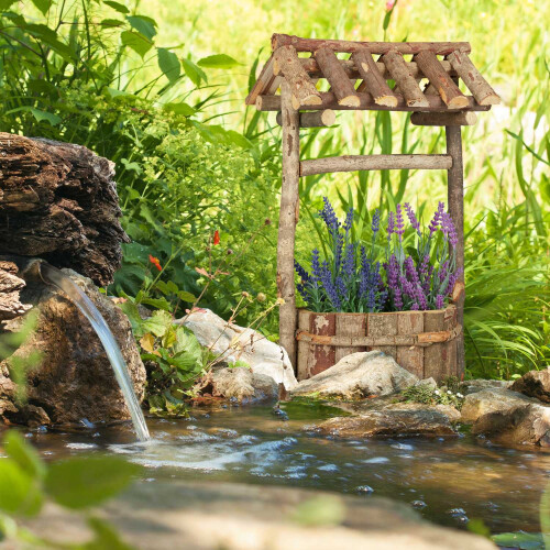 Garten mit Holzbrunnen 2