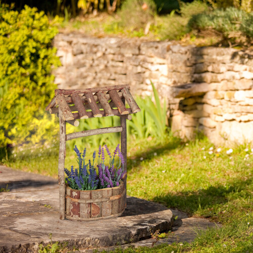 Garten mit Holzbrunnen 1