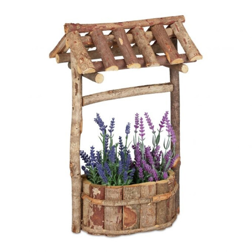 Garten mit Holzbrunnen