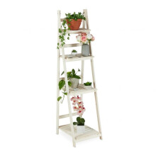 Weiße Treppe mit Holzblumen