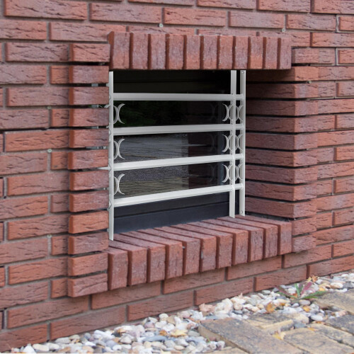 Einbruchschutz mit ausziehbarem Fenstergitter 1
