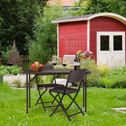 Quadratischer Gartentisch aus Holz 1
