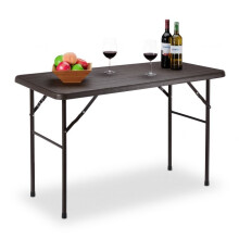 Quadratischer Gartentisch aus Holz