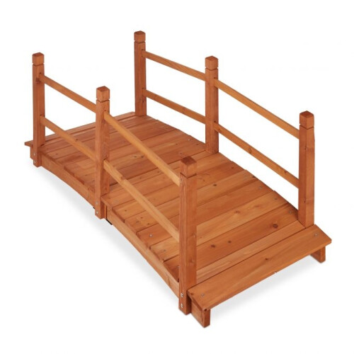 Pod de lemn peste iaz cu balustradă