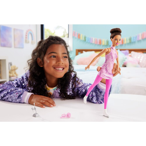 Barbie Κούκλα Barbie με Σαπούνι και Αξεσουάρ, Καφέ με Ροζ Σαπούνι και Παπούτσια Πάγου 1