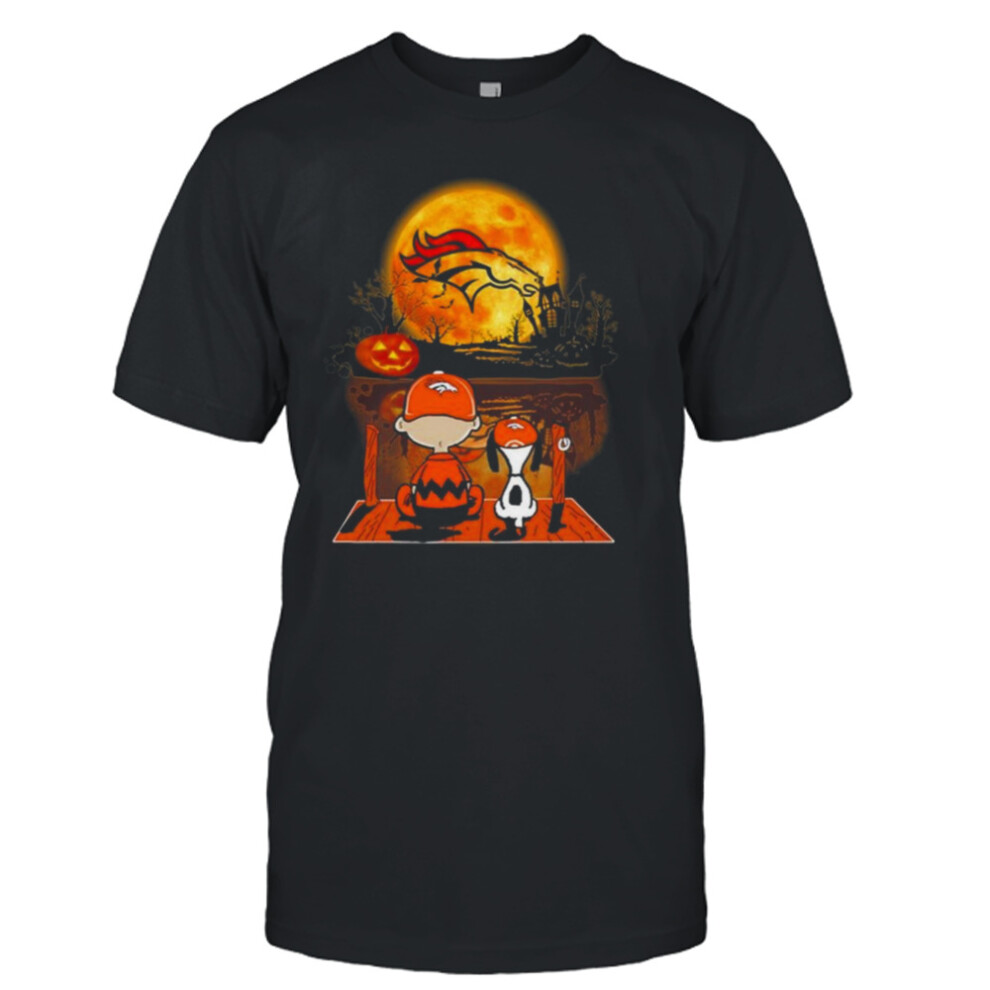 (XL) Snoopy And Charlie Brown Denver Broncos Sitting Under Moon Halloween 2023 T-shirt