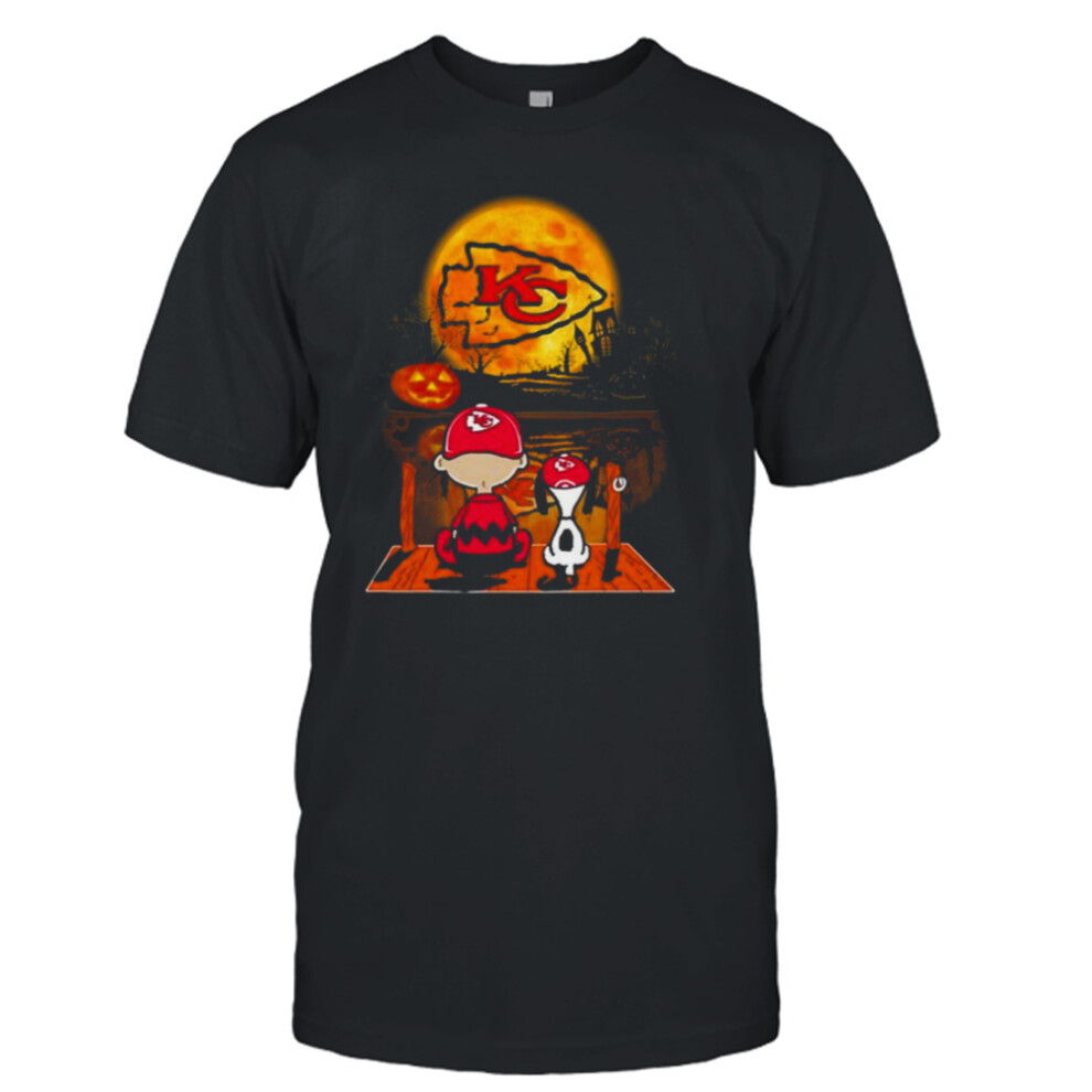 (S) Snoopy And Charlie Brown Kansas City Chiefs Sitting Under Moon Halloween 2023 T-shirt