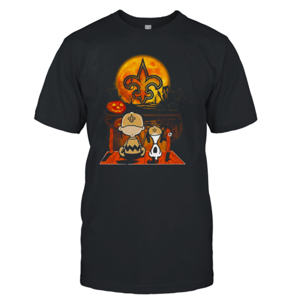 (XXXL) Snoopy And Charlie Brown New Orleans Saints Sitting Under Moon Halloween 2023 T-shirt