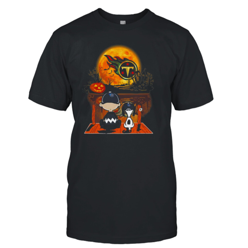 (XXXL) Snoopy And Charlie Brown Tennessee Titans Sitting Under Moon Halloween 2023 T-shirt