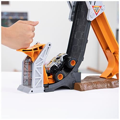 Monster Jam Monster Jam, Official Max-D Break Free Playset   e Exclusive 1:64 Sca 2