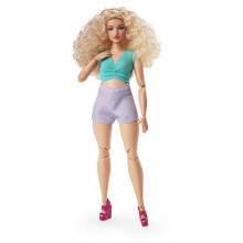 Barbie Looks -nukke, jolla on kiharat, vaaleat hiukset, puettu ruched Crop -toppiin ja satiinisiin laventelishortseihin, jotka on mahdollista liikkua
