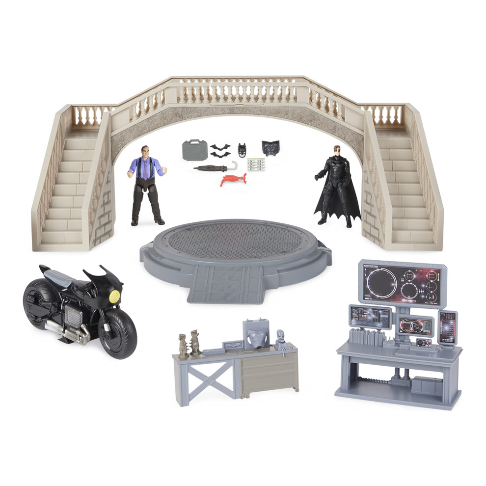 DC Comics  Batman Batcave with Exclusive Batman and Penguin Action Fig