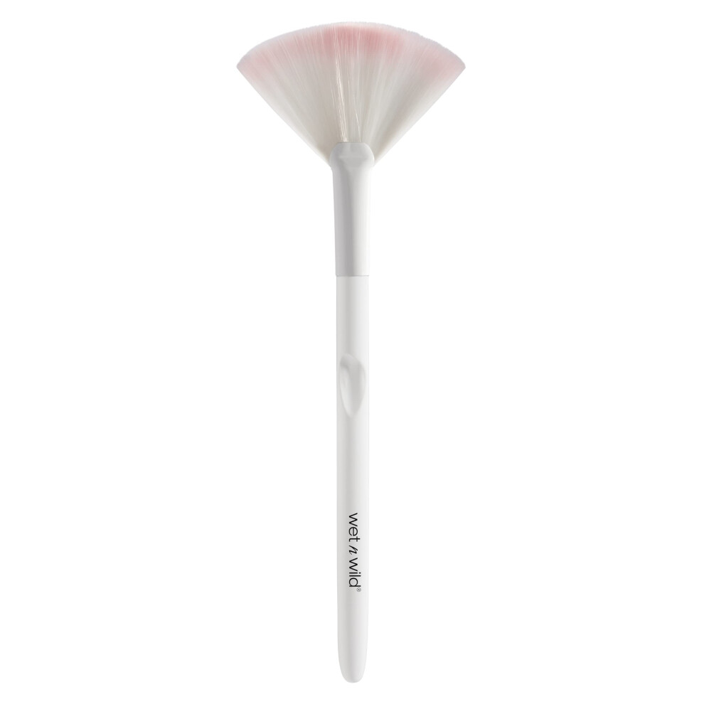 wet n wild Fan Brush  Synthetic Polymax Fibers for Versatile Blending