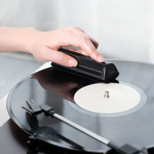 CLICK CLEAN vinylpladerenseb?rste Antistatisk vinylpladerenses?t indeholder ultrabl?d fl?jlsb?rste og lille mikrofiberb?rste til opbevaringspose
