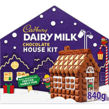 Cadbury Dairy Milk Chocolate House Kit - Christmas 840g with Dairy Milk, Winter Wonderland, White Chocolate Buttons & Cadbury Flake (Cocoa Life)