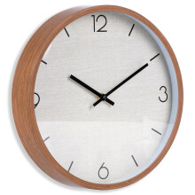 Wanduhr mit Holzoberfläche und schwarzen Ziffern