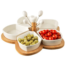 Set aus 5 Porzellanschalen auf Bambustablett mit 4 Spießen