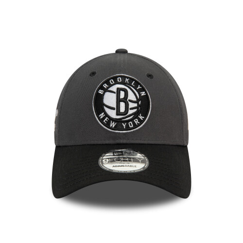 New Era New Era Herren NBA Side Patch 9Forty Cap ~ Brooklyn Nets anthrazit 1