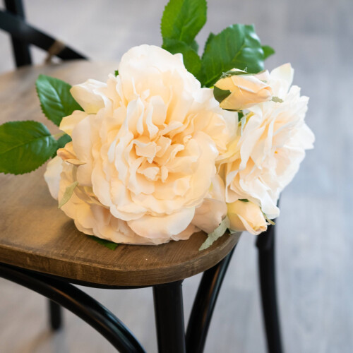 Peachy Cream Short Stem Rose Bouquet 2