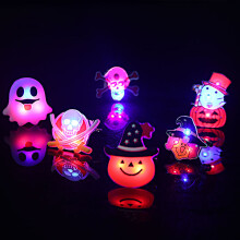2 stuks Kinderen Halloween LED Broche Halloween Kinderen Feestbenodigdheden LED Flitsende Licht Broche