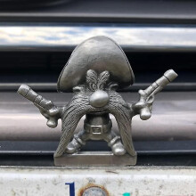 Vintage Yosemitee Sam License Plate Topper, Cartoon Vintage Car Decoration Metal Hood Ornament For Cars Motorcycles