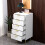 Commode en laque blanche, poignées et pieds dorés, 5 tiroirs 6