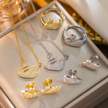 Set de bijoux en argent Swarovski Elements - collier, boucles d'oreilles et bague, design unique et éclat brillant, cadeau idéal
